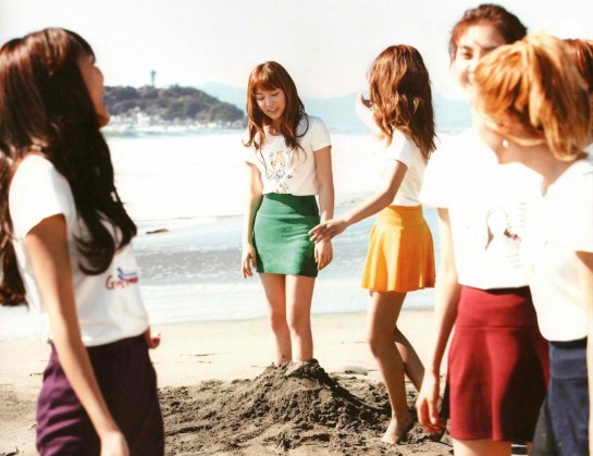 girls_generation_in_skirts_at_the_beach-3781